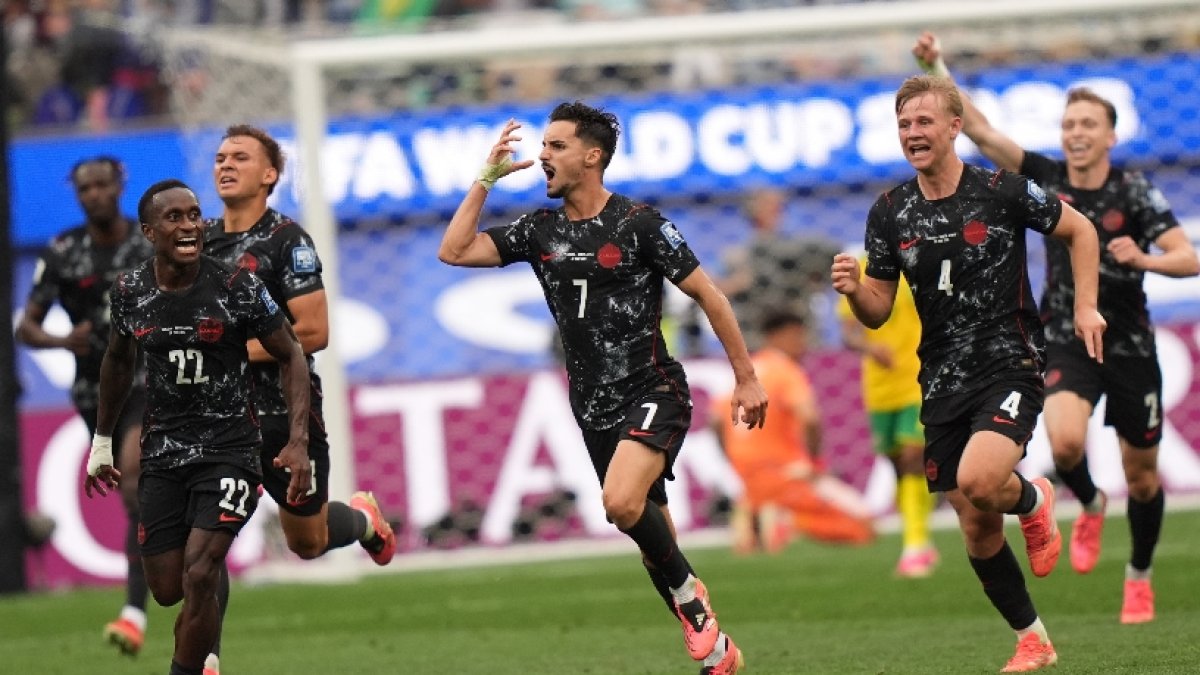 Stephen Eustaquio (c), de Canadá, celebra por su gol.