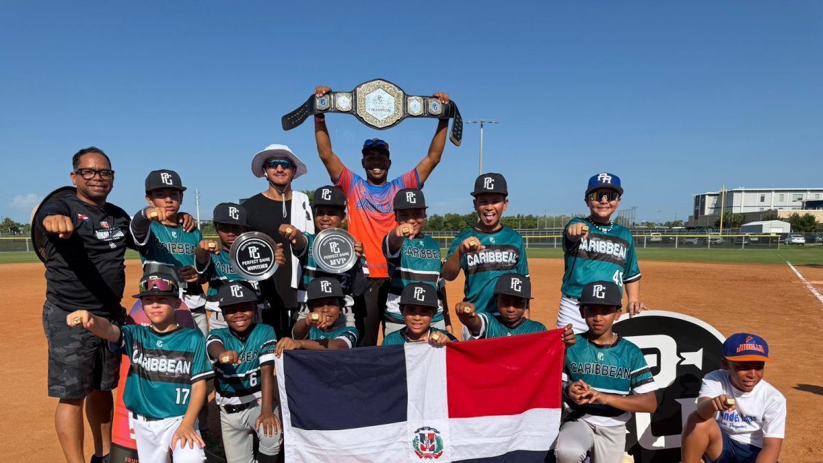 John Carmona, Leo Mercedes y los infantes campeones exhiben la faja y anillos de campeones.