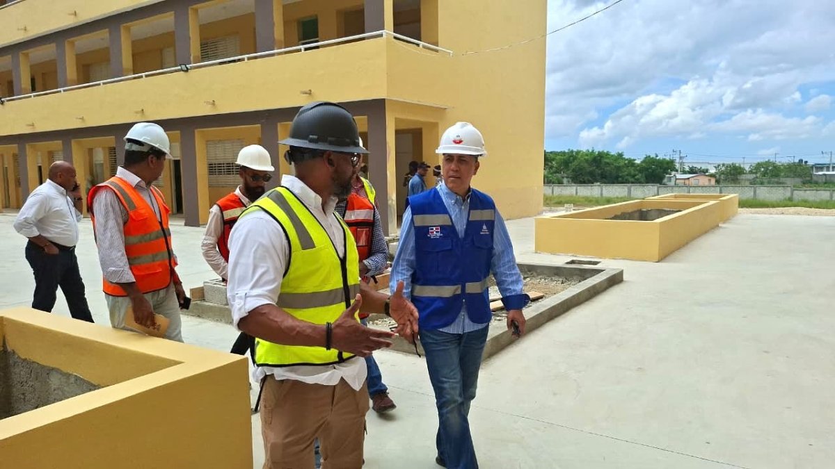 Construcción de aulas avanza acelerada en Santo Domingo para reducir déficit escolar