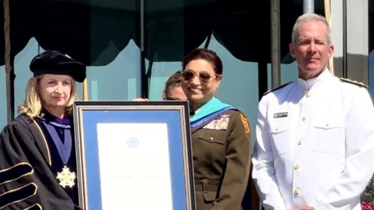La coronel piloto Marisol A. Chalas (Ejército EE.UU.) recibiendo el doctorado.