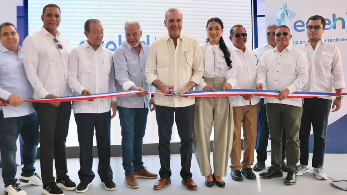 El presidente Luis Abinader, junto al director de EGEHID, Rafael Salazar y autoridades de Santiago Rodríguez.