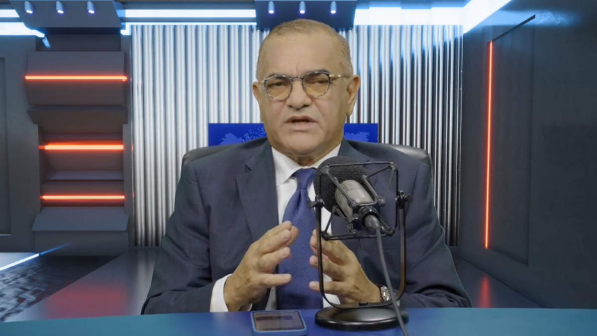 Carlos García renuncia a consulado en Los Ángeles por razones políticas