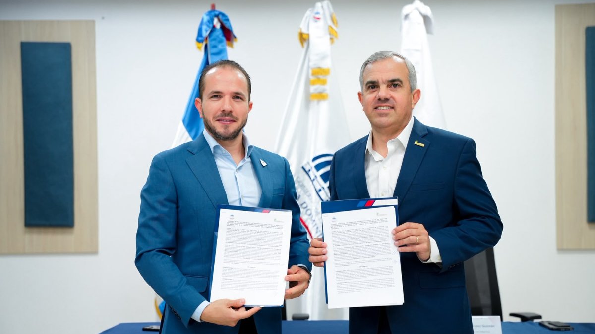 Claudio Caamaño e Iván Hernández muestran el acuerdo firmado