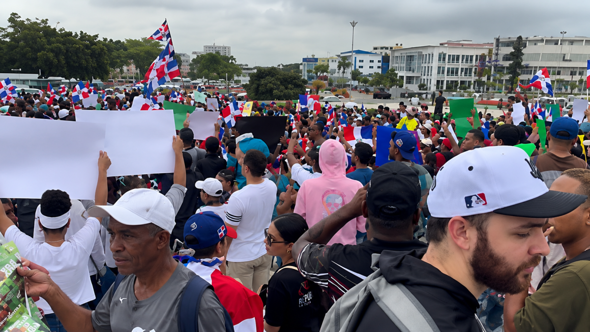Manifestantes reclaman demandas sociales en Plaza de la Bandera
