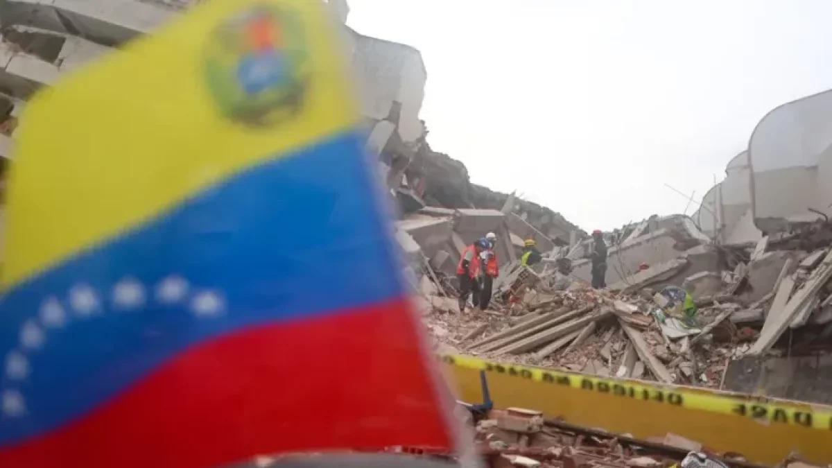 Voluntarios participan en labores de búsqueda y rescate de un niño atrapado bajo los escombros,