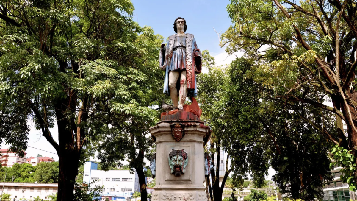 Estatua de Colón atacada.