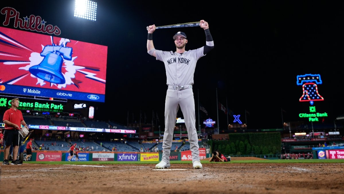 Cody Bellinger, de los Yankees, posa con el trofeo de MVP del Juego de Estrellas.