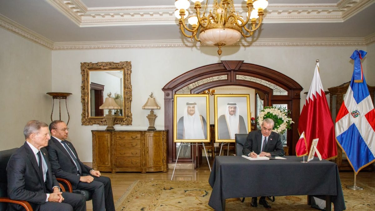 Luis Abinader firma libro de condolencias por el fallecimiento de Sheikh Hamad Bin Khalifa Al Thani
