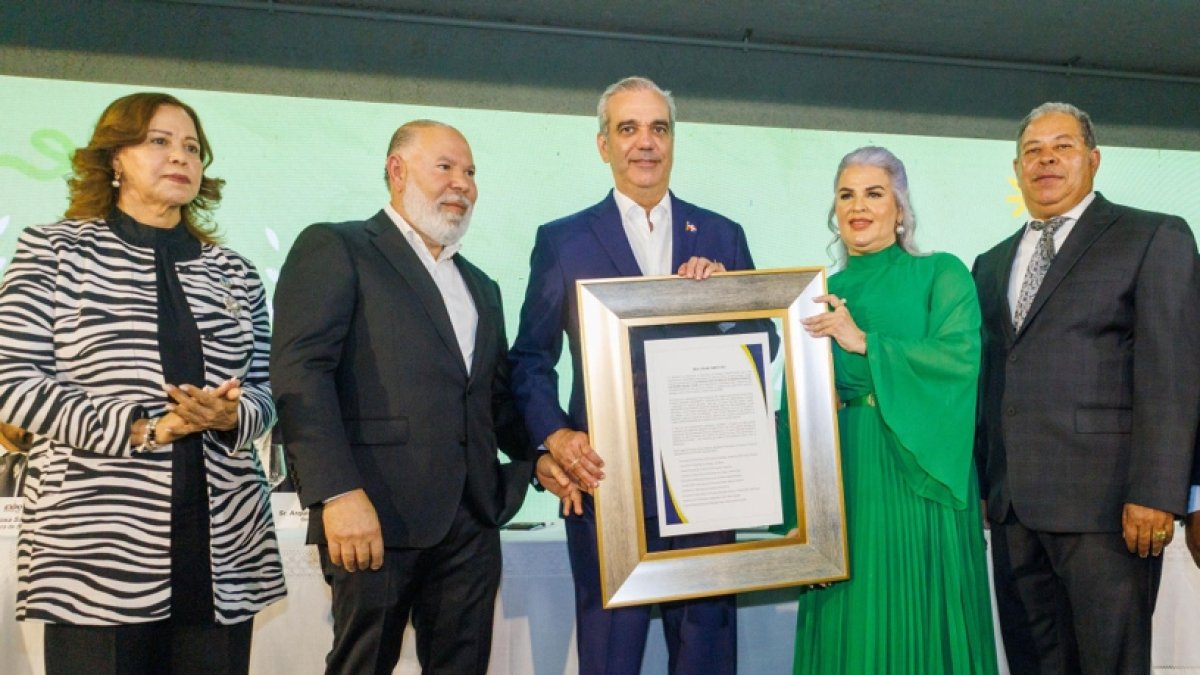Abinader recibió un reconocimiento de AMAPROSAN.