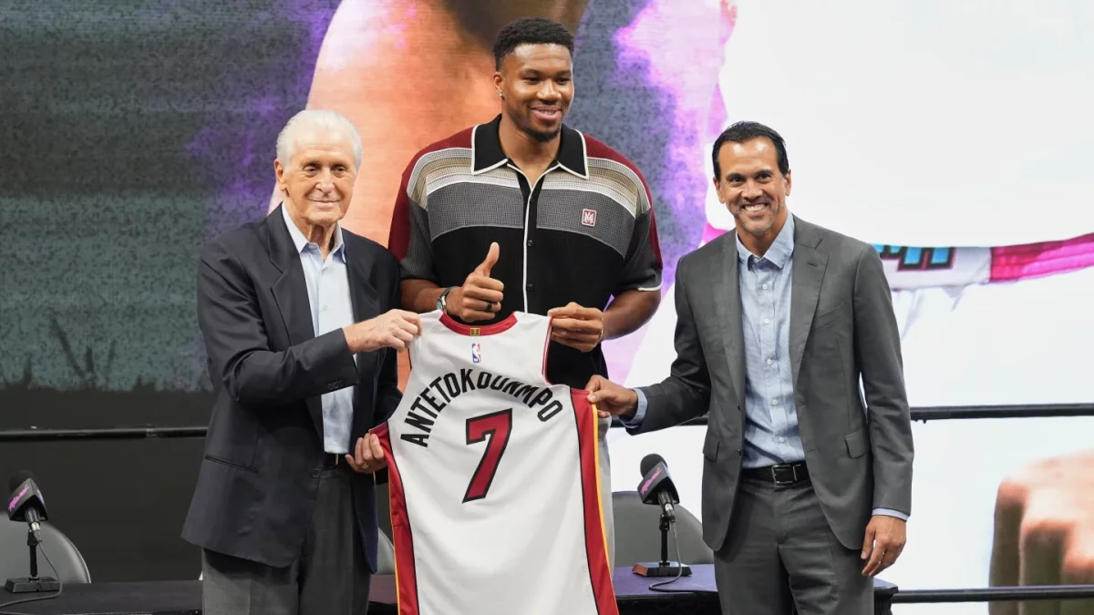 Giannis Antetokounmpo llega a Miami