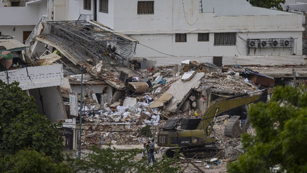 Edificio destruído  en Catia de la Mar, Venezuela.  EFE