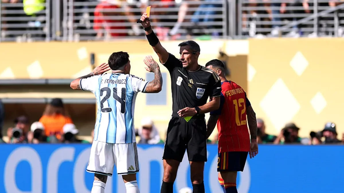 La-expulsion-de-Enzo-Fernandez-en-Argentina-Espana-