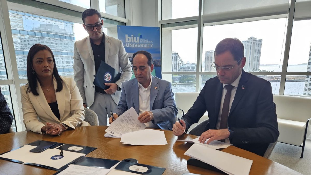 Consulado RD en Miami y Broward International University suscriben convenio educativo aportan 150 becas estudios superiores