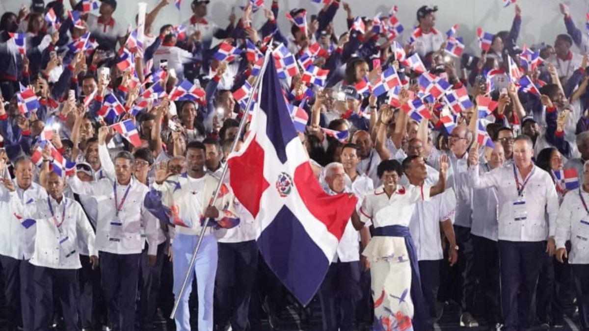 La delegación dominicana, con sus abanderados Marileidy Paulino y Cristian Pinales, en el    desfile de la ceremonia de apertura de los Juegos.