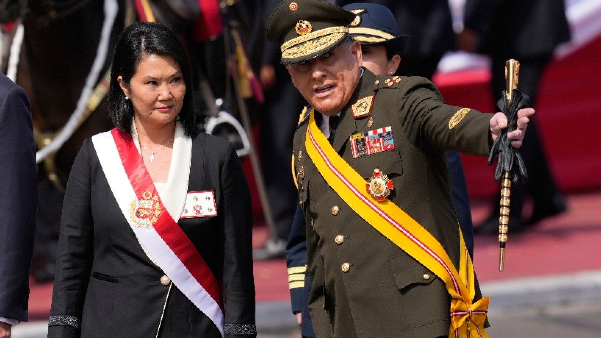 Keiko Fujimori junto al Jefe de las Fuerzas Armadas. AP