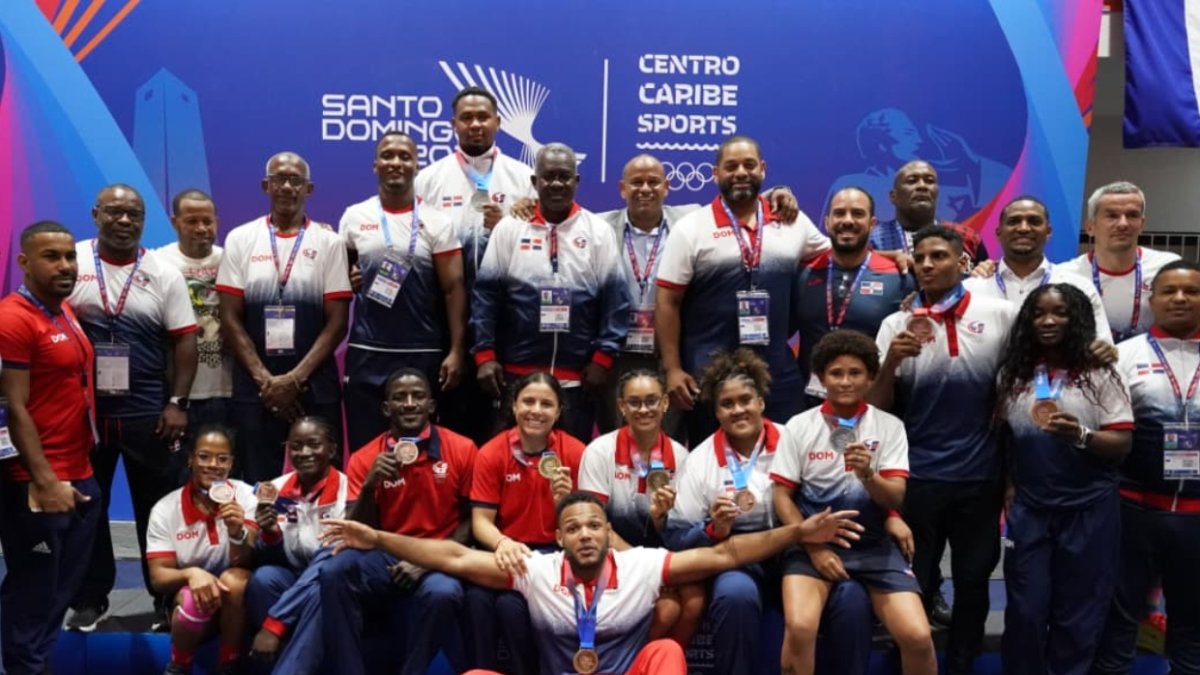 Los atletas ganadores de medallas, junto a los técnicos de judo. Manolito Jiménez