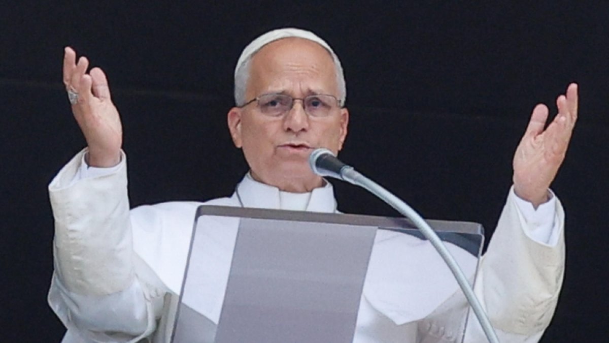 El papa León XIV durante el rezo  del Ángelus. EFE