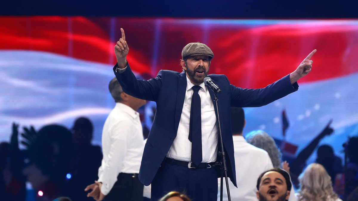 El artista dominicano Juan Luis Guerra se presenta en la ceremonia de clausura de los XXV Juegos Centroamericanos y del Caribe Santo Domingo 2026 este sábado, en Santo Domingo (República Dominicana). EFE/ Orlando Barría