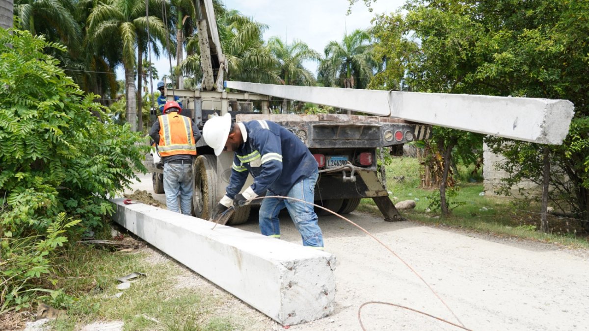 Edesur expande redes en San Cristóbal, mejorando infraestructuras eléctricas.