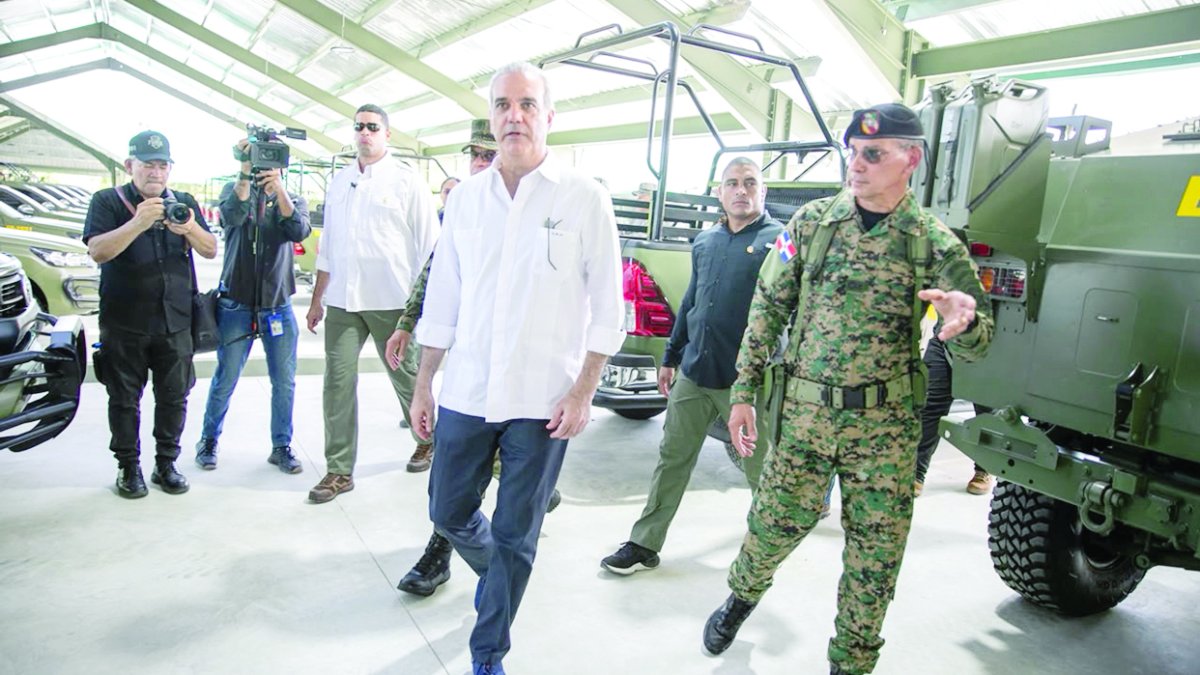 Abinader recorre las nuevas instalaciones del Batallón de Transportación del Ejército.