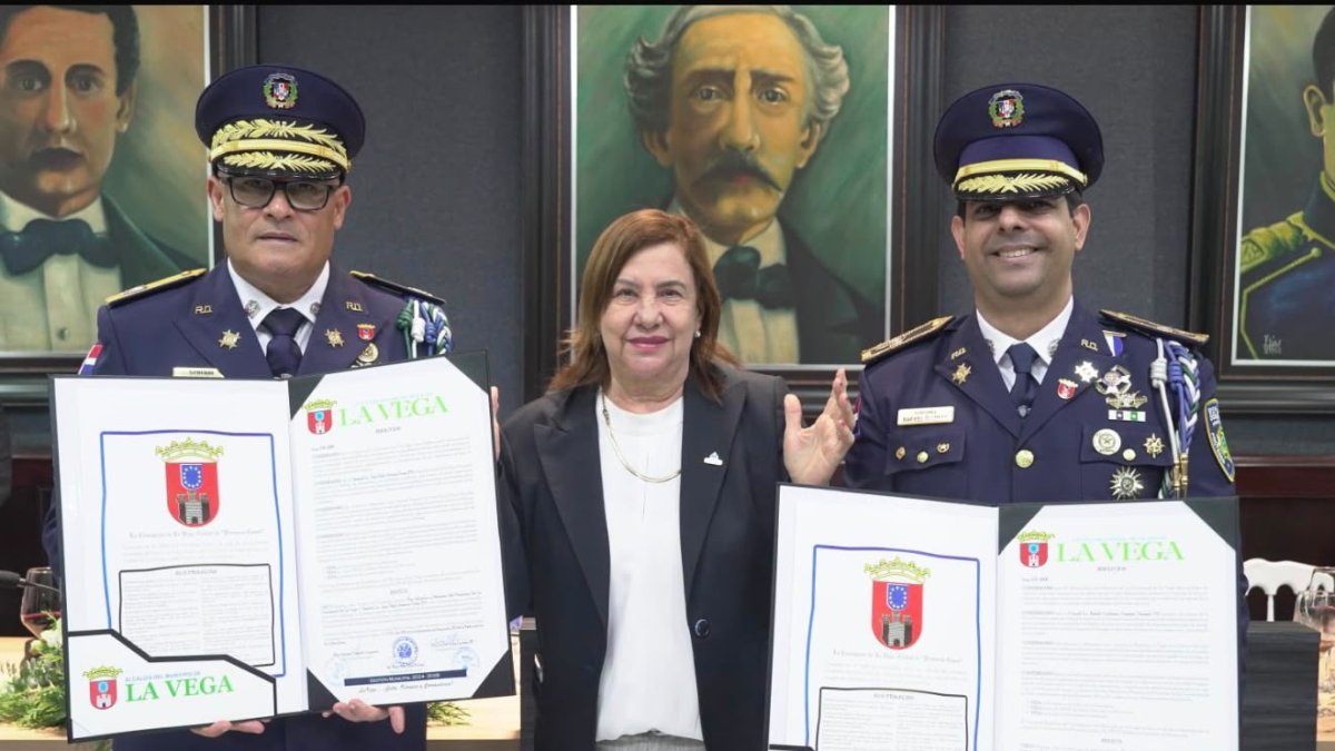 Homenaje en La Vega a oficiales distinguidos