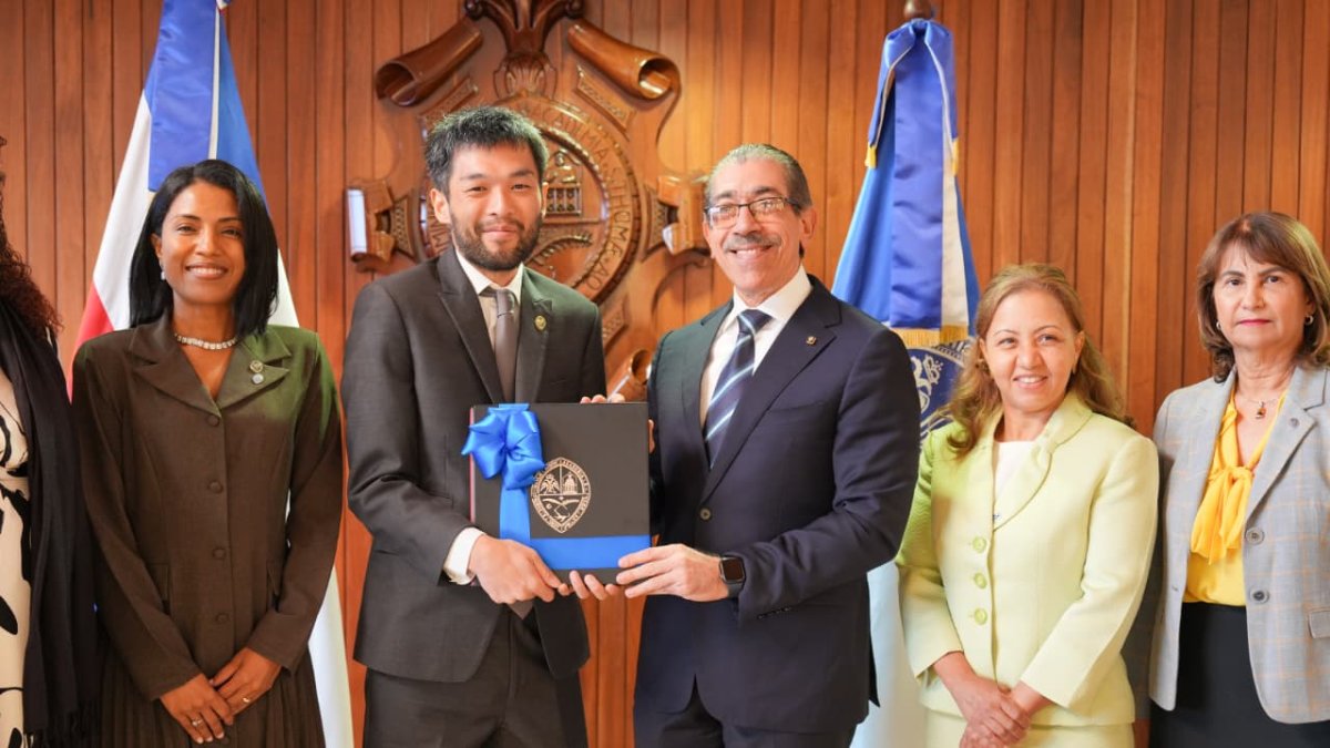 UASD estrecha lazos científicos con físico japonés Kazuo Tanaka