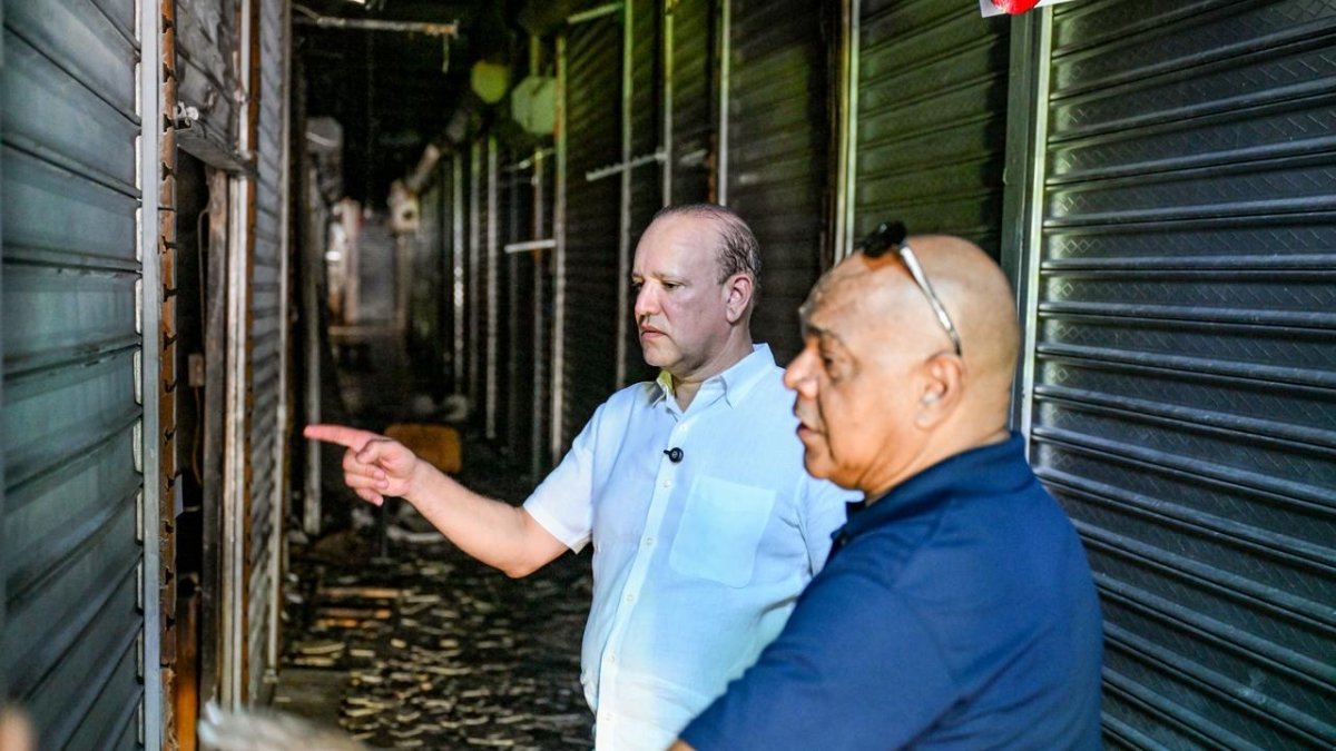 Un incendio destruye al menos 17 locales en el Mercado Modelo de Santiago