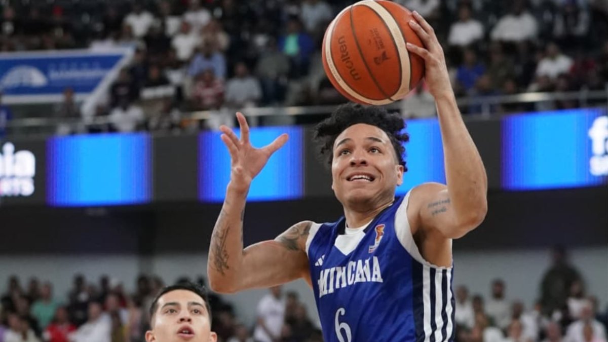 Richard Bautista va rumbo al aro ante Chile, anoche en la Arena,  (Hoy/Manolito Jiménez)
