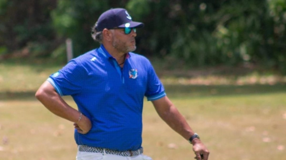 Uno de los competidores en acción en la justa de Golf