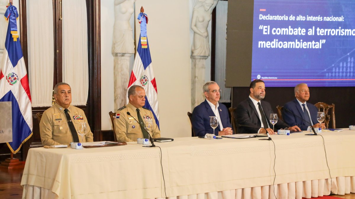 Estuvieron junto al presidente Abinader, los ministros Administrativo de la Presidencia, Andrés Bautista; de Medio Ambiente y Recursos Naturales, Paíno Henríquez; de Defensa, teniente general Carlos Antonio Fernández Onofre; el director de Migración, Luis Rafael Lee Ballester y el subconsultor Jurídico del Poder Ejecutivo, Maireni Rivas.