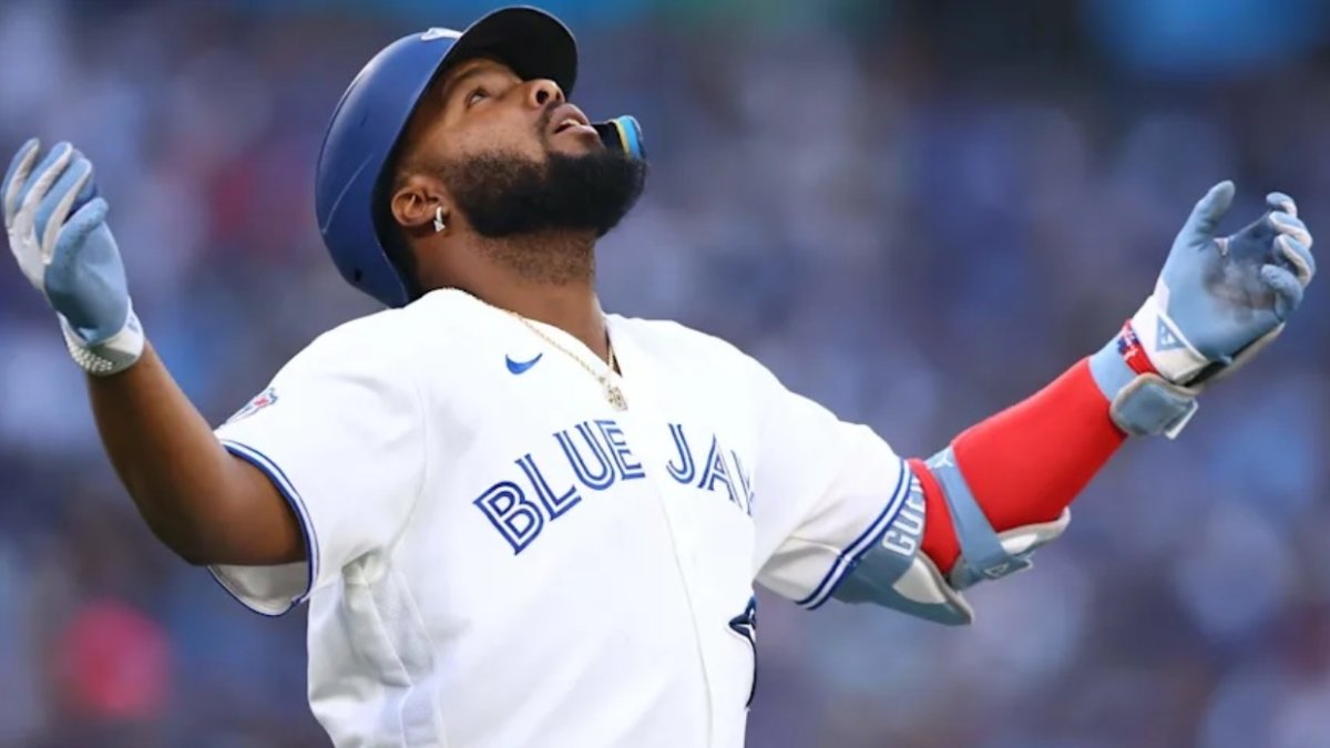 Vladimir Guerrero Jr. agradece a Dios luego de disparar su jonrón de tres vueltas.