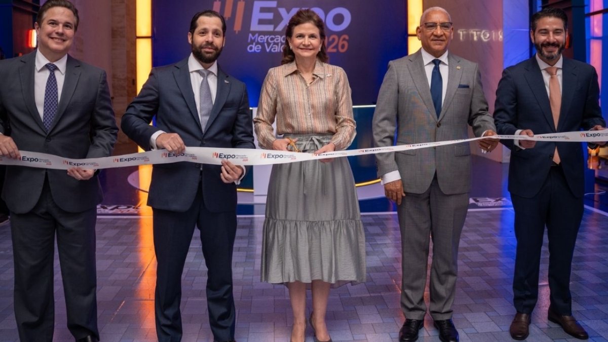 Peter Prazmowski, Ernesto Bournigal, la vicepresidenta Raquel Peña, Ervin Novas y Francisco Torres realizan el corte de cinta en Expo Mercado de Valores 2026.