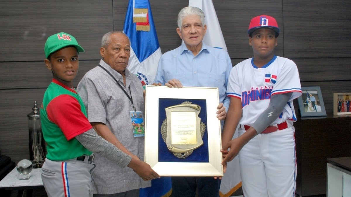 Eduardo Estrella (c) es reconocido por Luis Mercedes.