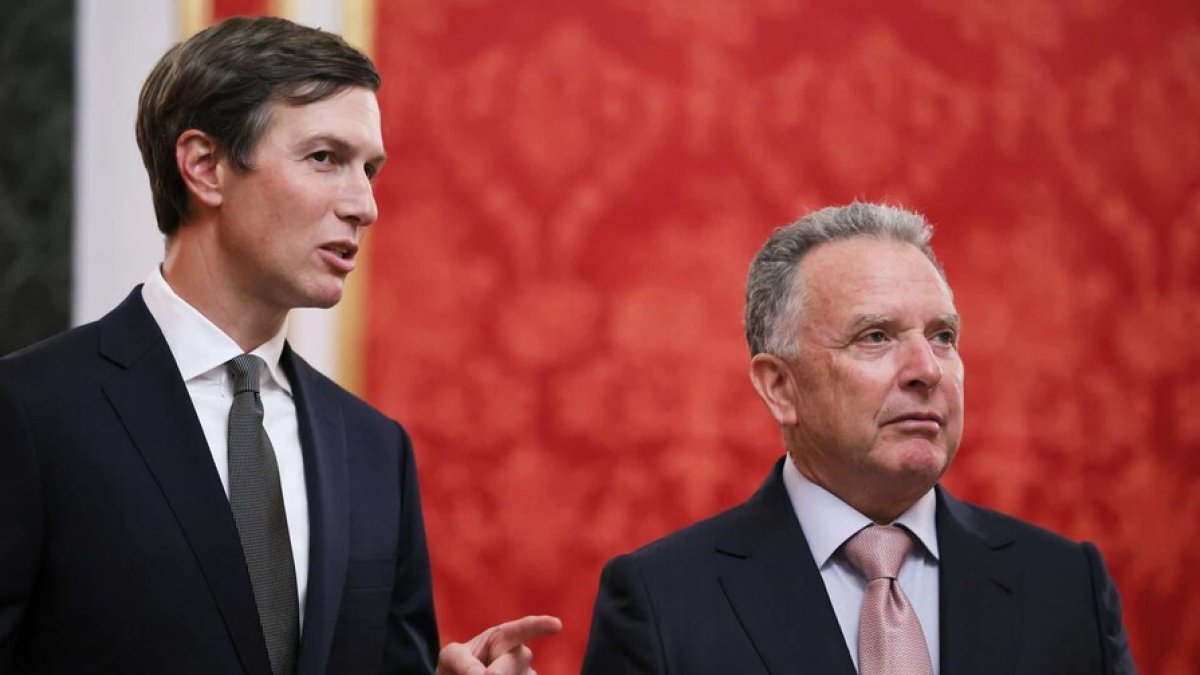 Steve Witkoff y Jared Kushner, emisarios de la Casa Blanca, llegan a Kiev para reunirse con Volodímir Zelenski y avanzar en las negociaciones para poner fin a la guerra entre Rusia y Ucrania.
(EFE)