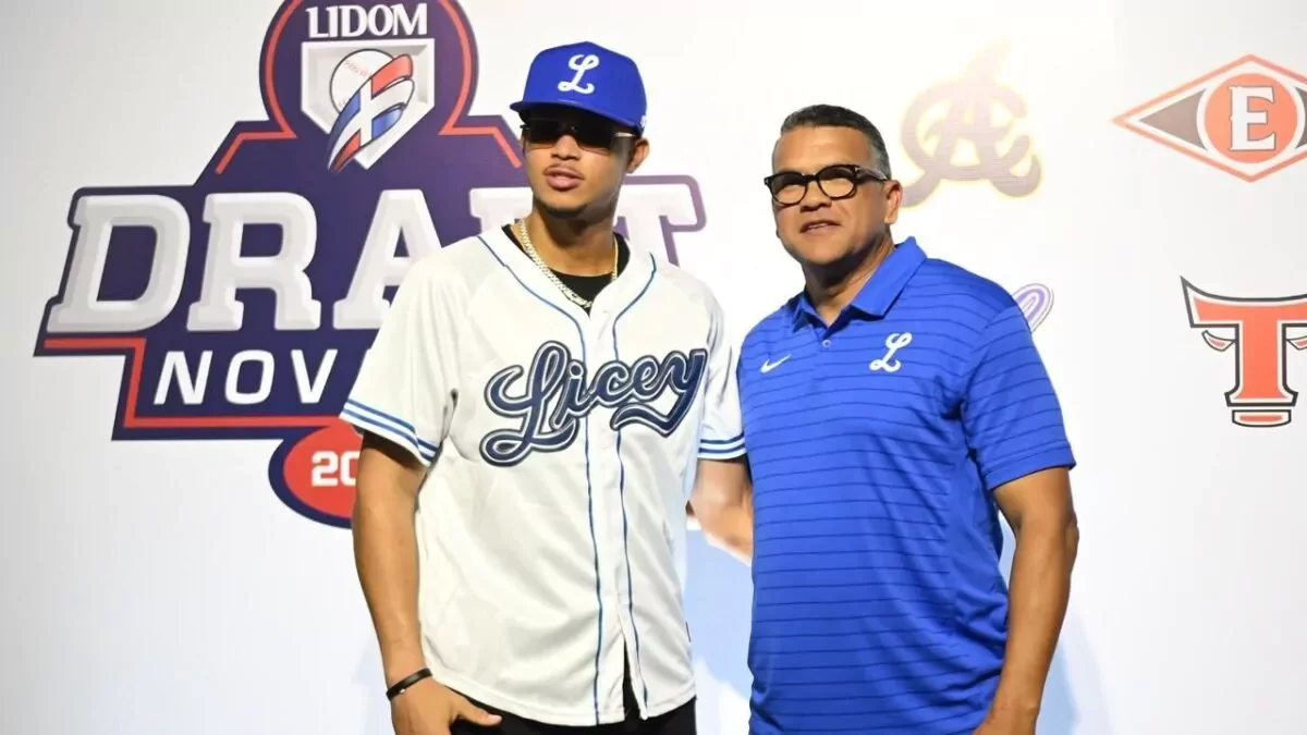 Hayden Álvarez, junto a gerente general de los Tigres del Licey, Audo Vicente