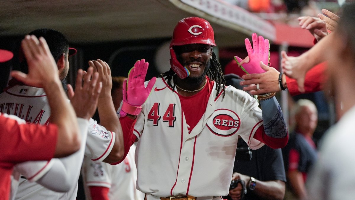Elly De La Cruz, de los Rojos, es felicitado por sus compañeros tras su jonrón 27.