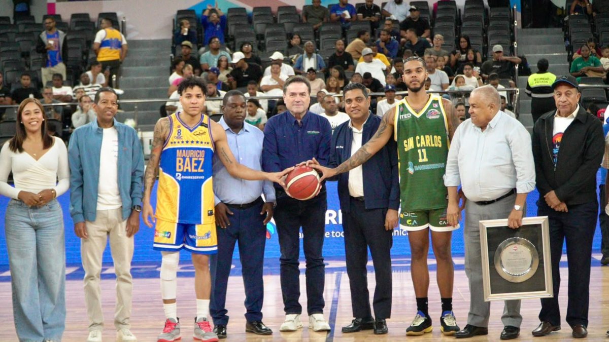 El empresario Armando Rodríguez, vicepresidente de la empresa Seabord,  realiza el saque de honor.  Lo acompaña Fernando Geraldino.(Hoy/Manolito Jiménez)