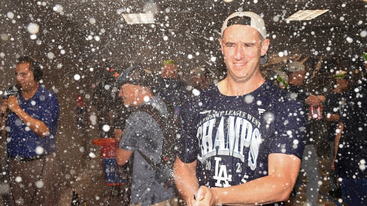 Evan Phillips, de los Dodgers de Los Ángeles, celebra en el vestuario después de que el equipo asegurara el título de la División Oeste de la Liga Nacional.