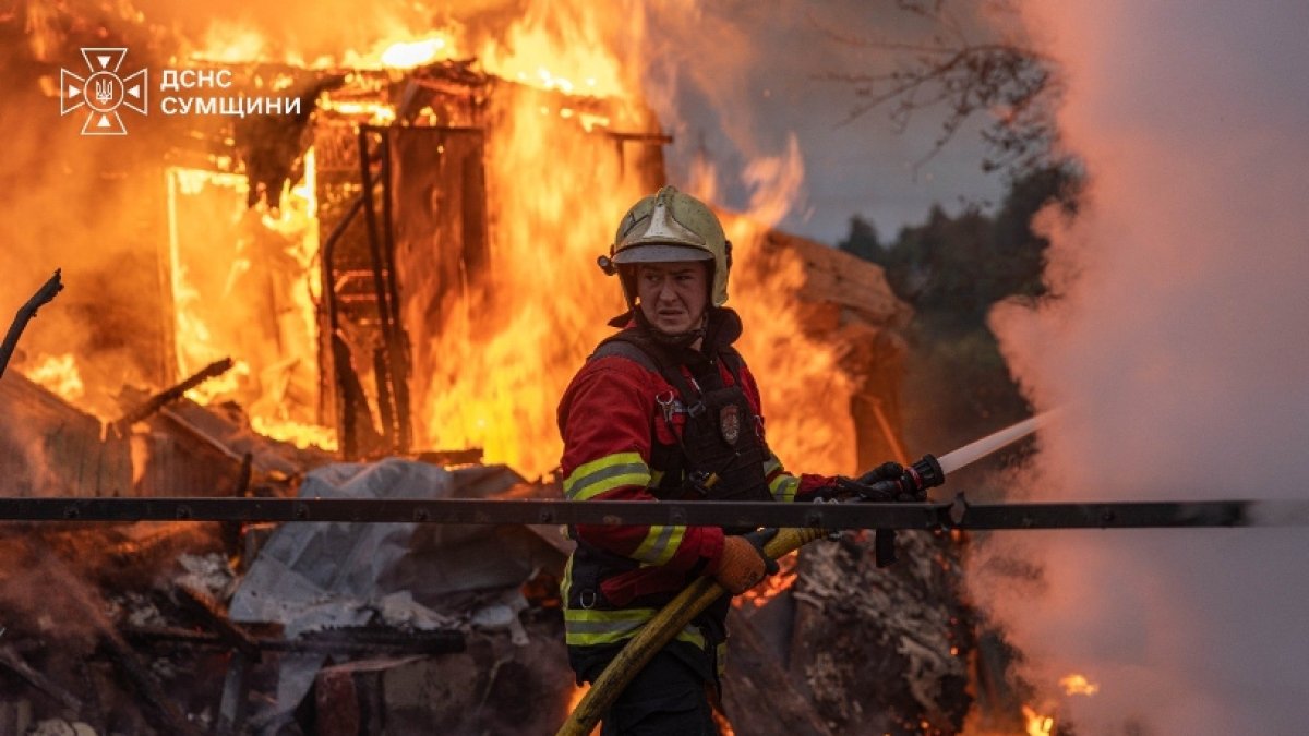 Combaten fuego tras ataque ruso en Ucrania. AP
