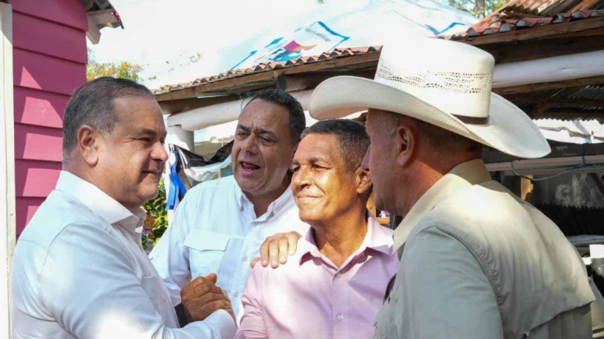 Francisco Oliverio Espaillat con pequeños ganaderos.