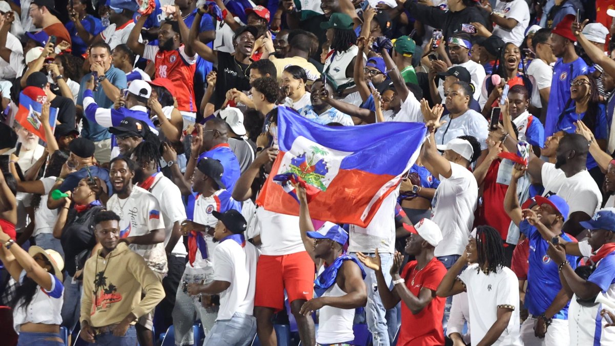 Los amantes del fútbol llenaron a toda capacidad  el Estadio Félix Sánchez del Centro Olímpico para disfrutar del histórico partido.    HOY-Alberto Calvo.