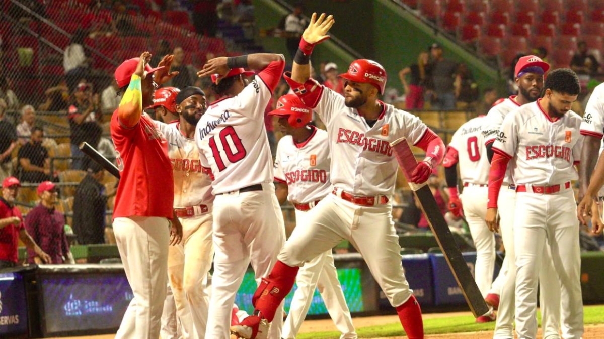 José Marmolejos celebra con sus compañeros después de conectar un cuadrangular.