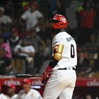 Junior Lake al momento de pegar su decisivo jonrón para dejar en el terreno al Licey