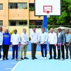 Manuel Guerrero, del Banco de Reservas, realiza el corte de la cinta, acompañado de Kelvin Cruz, Garibaldy Bautista, Leo Corporán, Daniel García Archibald, entre otros.