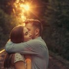 Pareja abrazada en un parque