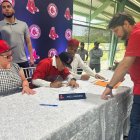 Axel Herrera al momento de firmar el contrato.