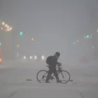 Esa tormenta podría arrojar al menos 15 centímetros (6 pulgadas) de nieve con condiciones de visibilidad nula en las Carolinas, el norte de Georgia y el sur de Virginia.