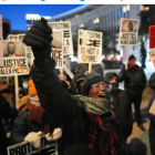 Manifestantes se congregan durante una protesta contra las redadas migratorias, en la Plaza de la Corte Federal el martes 27 de enero de 2026 en Minneapolis, Minnesota.
