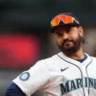 El venezolano Eugenio Suárez, tercera base de los Marineros de Seattle, observa durante el juego de béisbol de Grandes Ligas contra los Padres de San Diego, el 27 de agosto de 2025, en Seattle. (AP Foto/Lindsey Wasson, Archivo)