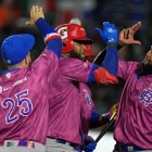 Franchy Cordero (c) celebra con sus compañeros tras batear jonrón  ante México.